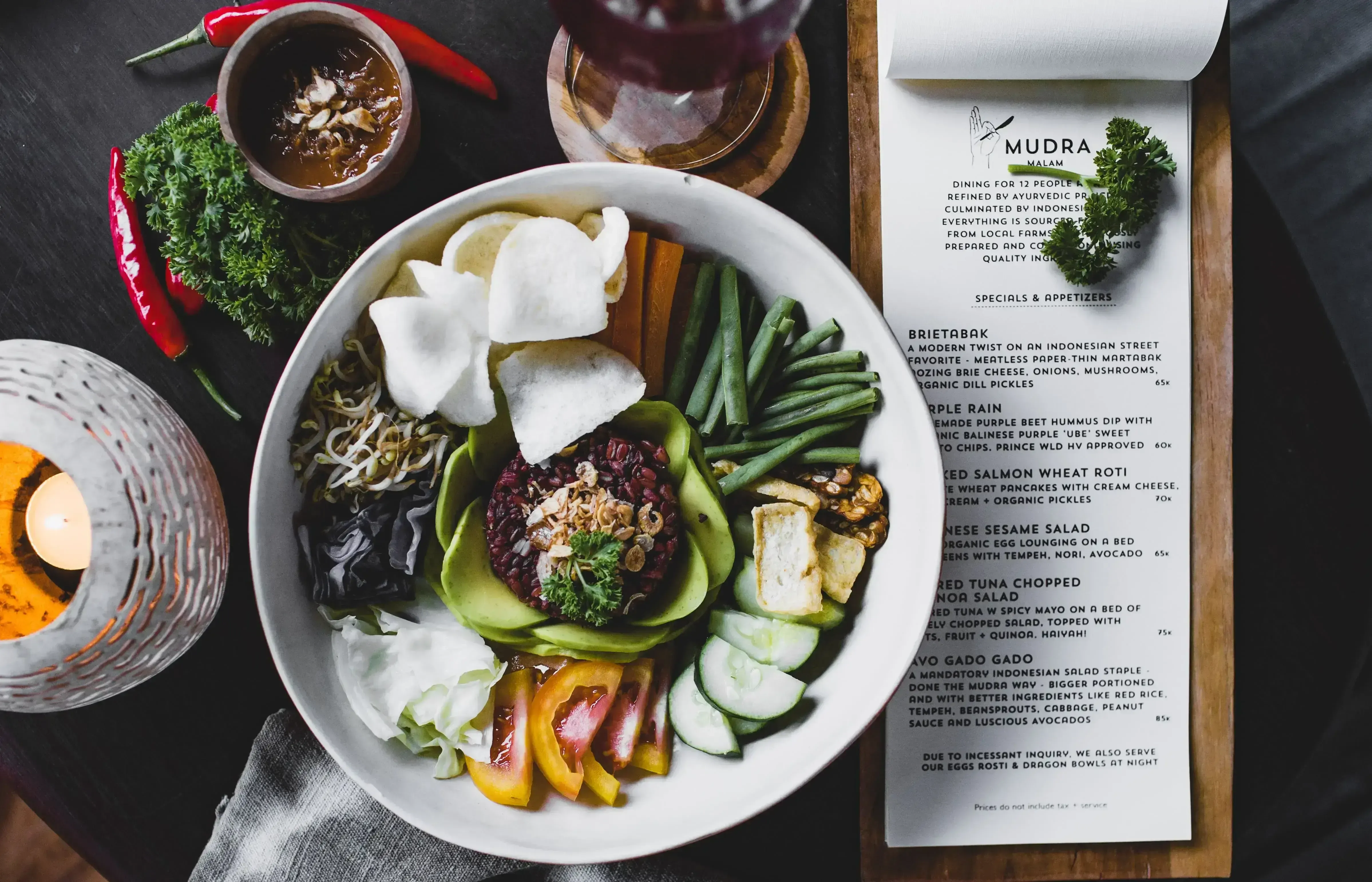 Bowl fresco con vegetales y salsas caseras