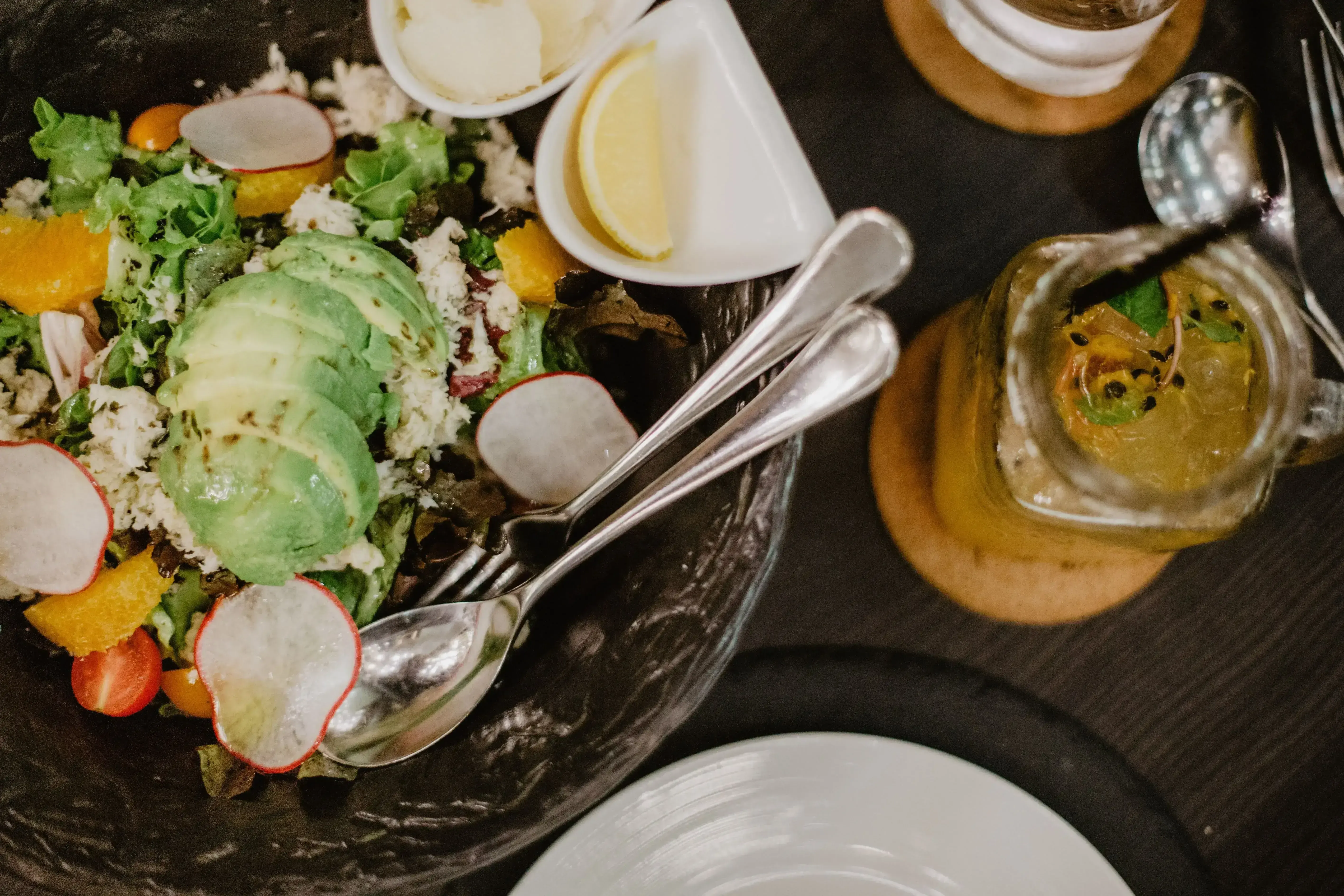 Ensalada con aguacate, rabanitos y naranja