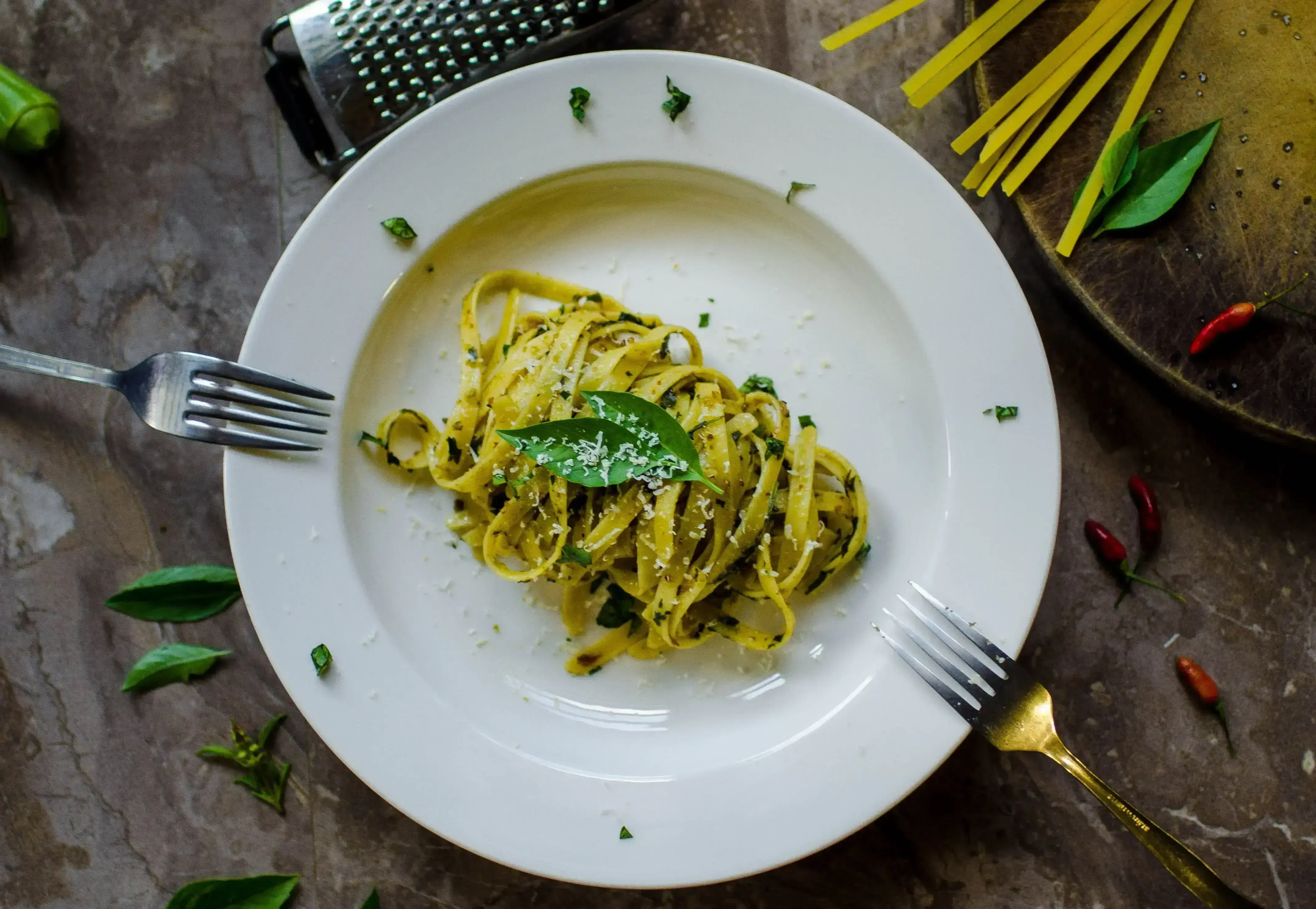 Pasta al pesto con nueces y parmesano