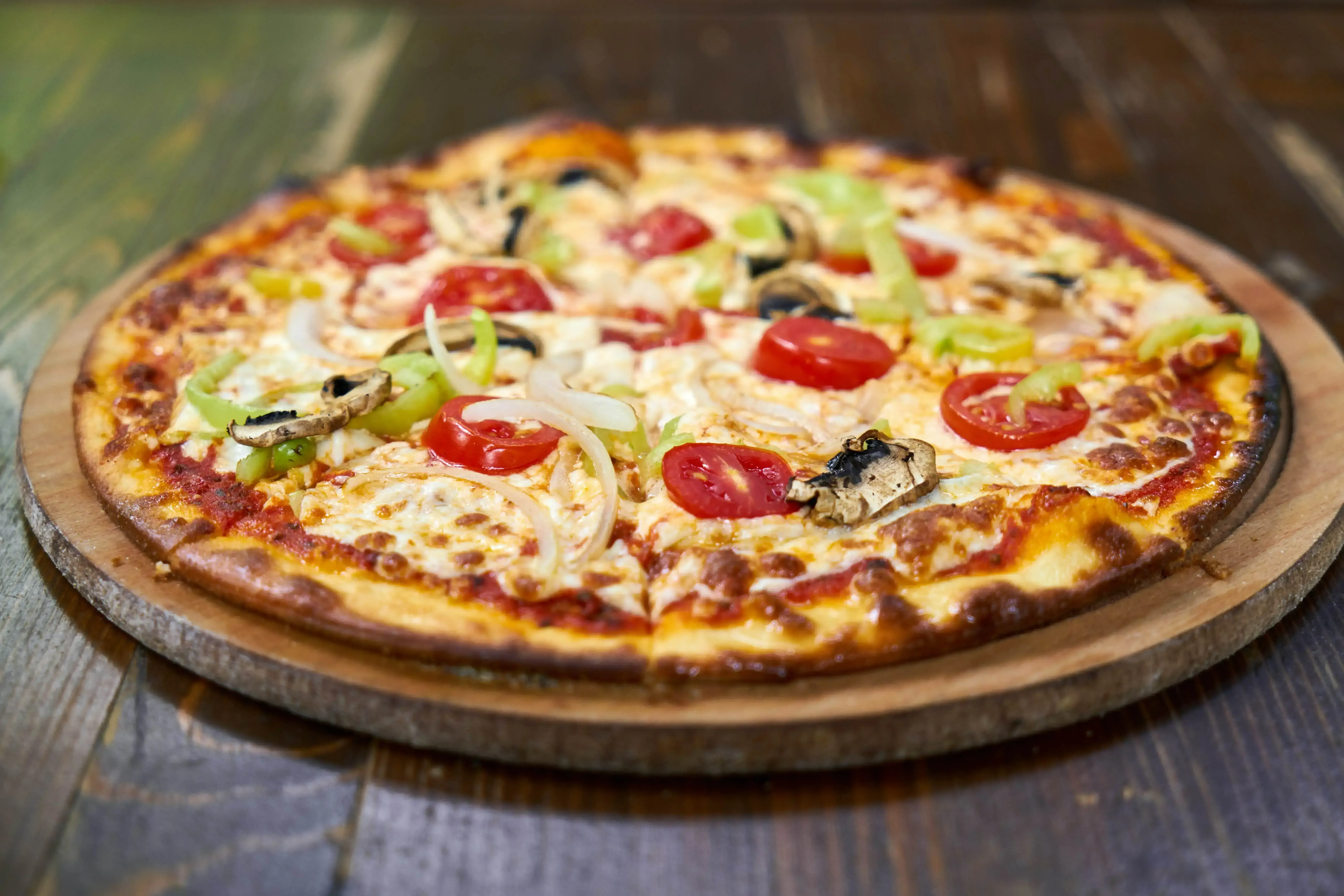 Pizza margarita con albahaca y tomate San Marzano